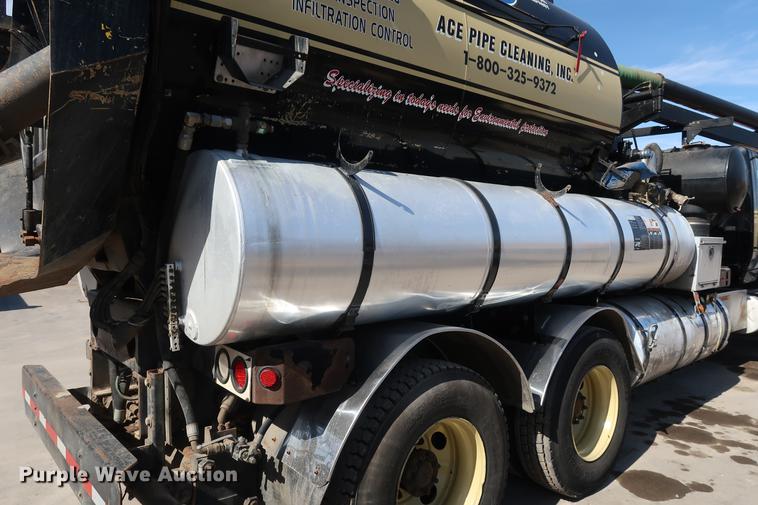 image for item DF3540 2006 International 7600 vacuum truck