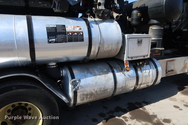 image for item DF3540 2006 International 7600 vacuum truck