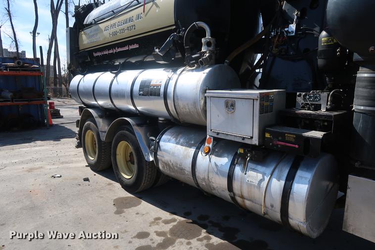 image for item DF3540 2006 International 7600 vacuum truck