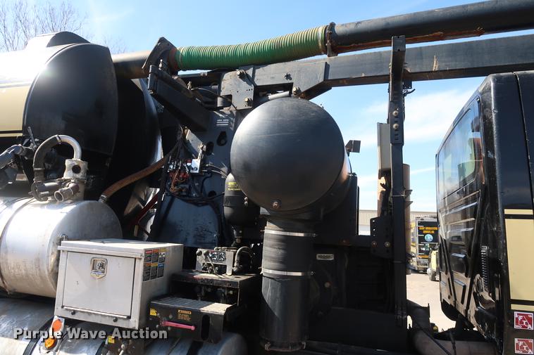 image for item DF3540 2006 International 7600 vacuum truck
