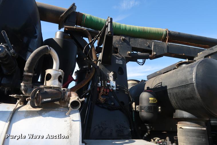 image for item DF3540 2006 International 7600 vacuum truck