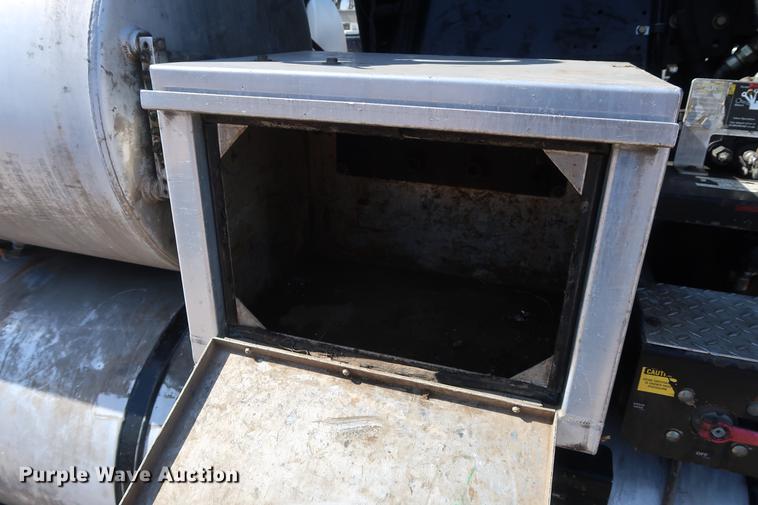 image for item DF3540 2006 International 7600 vacuum truck