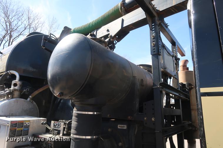 image for item DF3540 2006 International 7600 vacuum truck