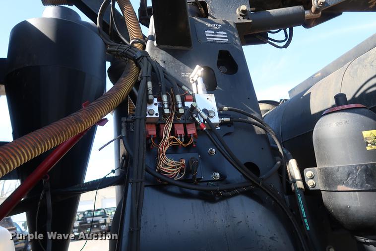 image for item DF3540 2006 International 7600 vacuum truck