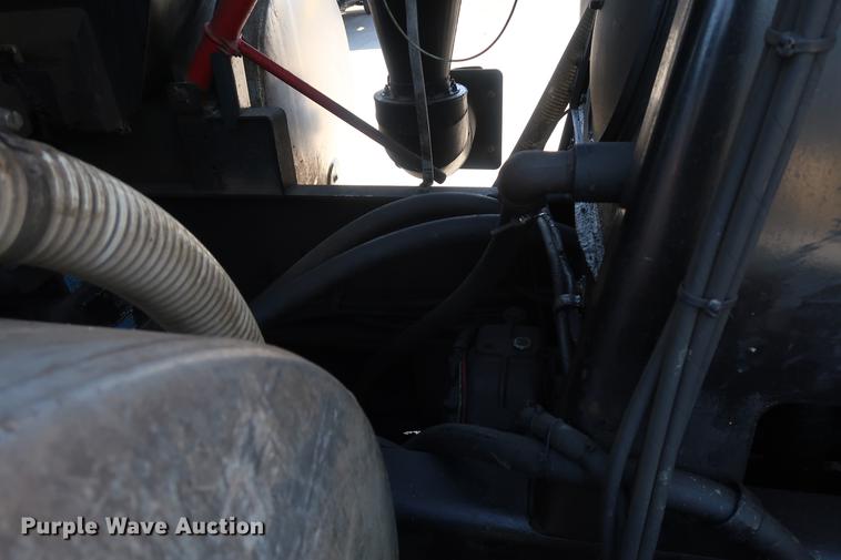 image for item DF3540 2006 International 7600 vacuum truck