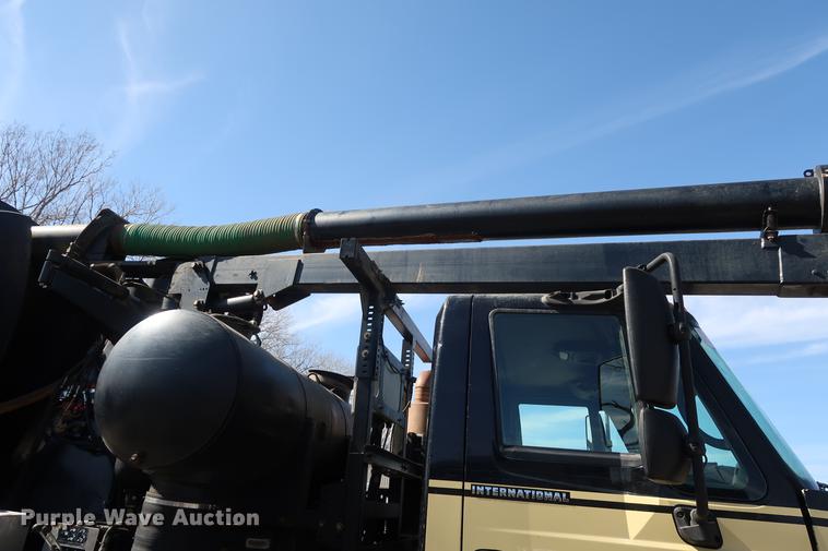 image for item DF3540 2006 International 7600 vacuum truck