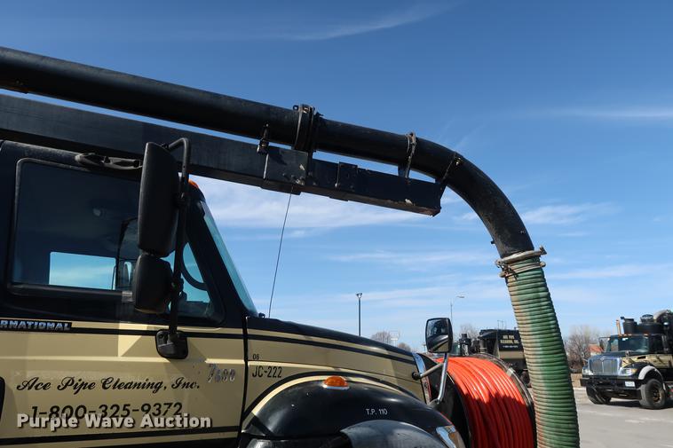 image for item DF3540 2006 International 7600 vacuum truck