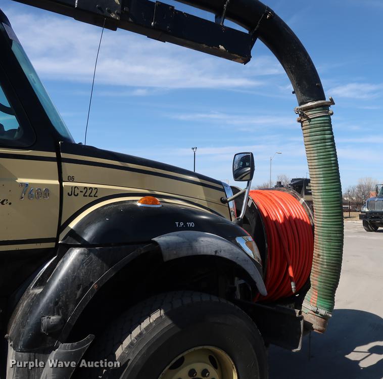 image for item DF3540 2006 International 7600 vacuum truck