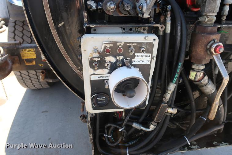 image for item DF3540 2006 International 7600 vacuum truck