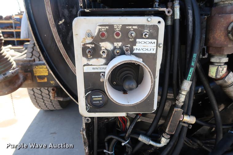 image for item DF3540 2006 International 7600 vacuum truck