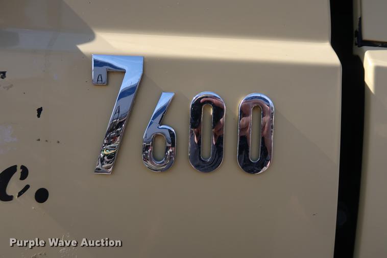 image for item DF3540 2006 International 7600 vacuum truck