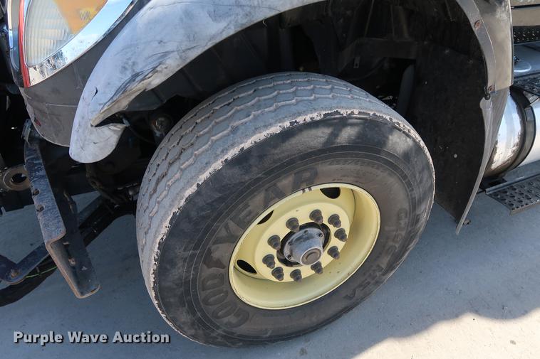 image for item DF3540 2006 International 7600 vacuum truck