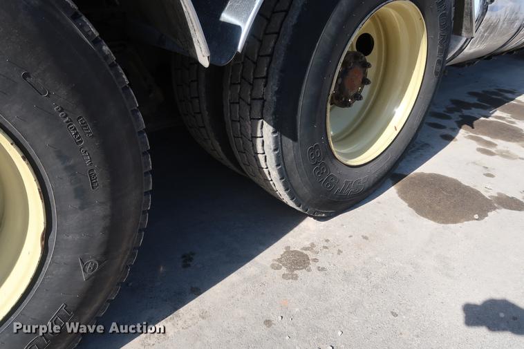 image for item DF3540 2006 International 7600 vacuum truck