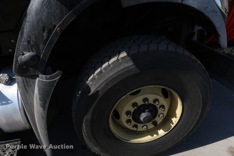 image for item DF3540 2006 International 7600 vacuum truck