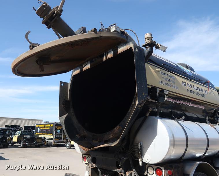 image for item DF3540 2006 International 7600 vacuum truck