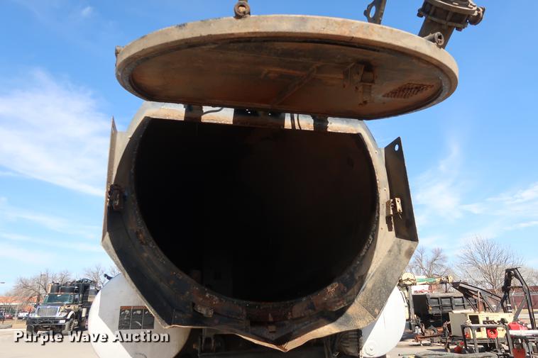 image for item DF3540 2006 International 7600 vacuum truck