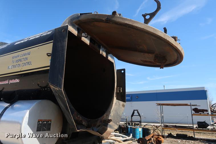 image for item DF3540 2006 International 7600 vacuum truck