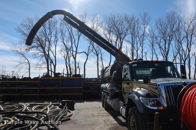 image for item DF3540 2006 International 7600 vacuum truck