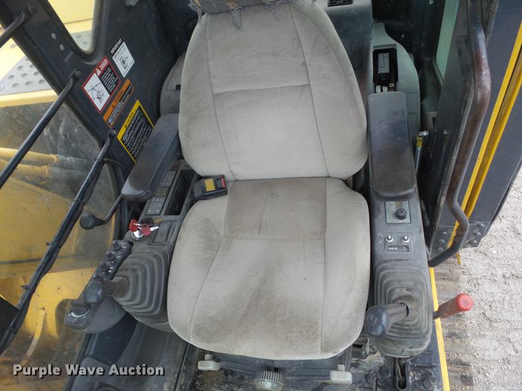 image for item DZ9251 2004 John Deere 120C excavator