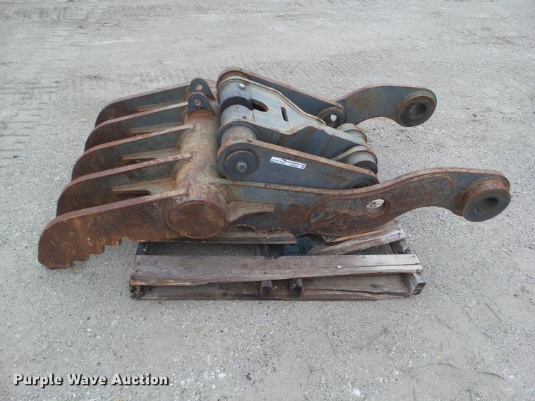 image for item DZ9263 John Deere 330 hydraulic thumb