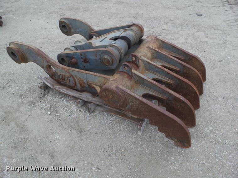 image for item DZ9263 John Deere 330 hydraulic thumb