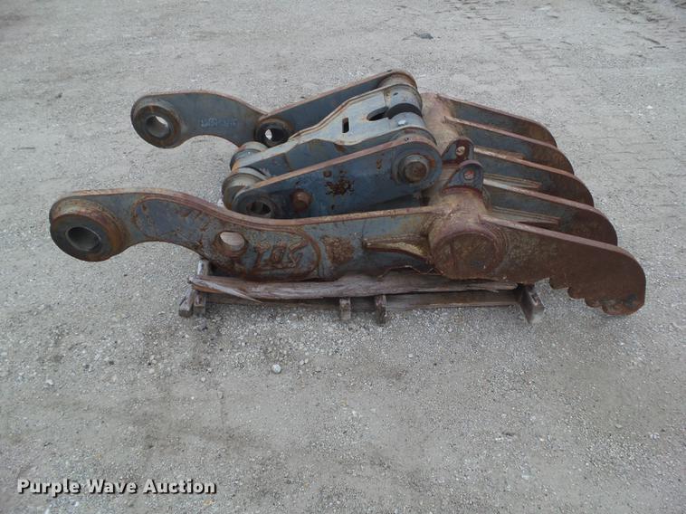 image for item DZ9263 John Deere 330 hydraulic thumb