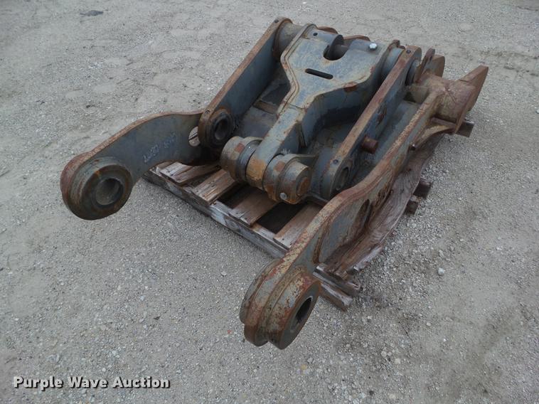 image for item DZ9263 John Deere 330 hydraulic thumb