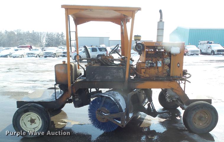 image for item DZ9266 1986 Broce CMH20 broom