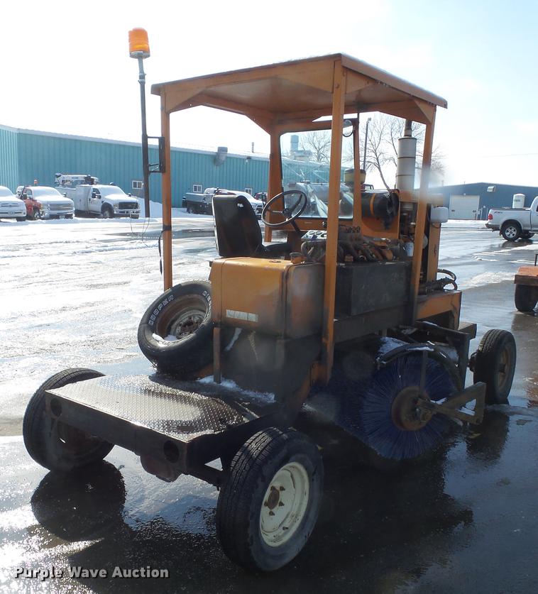 image for item DZ9266 1986 Broce CMH20 broom