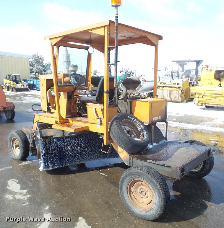 image for item DZ9266 1986 Broce CMH20 broom