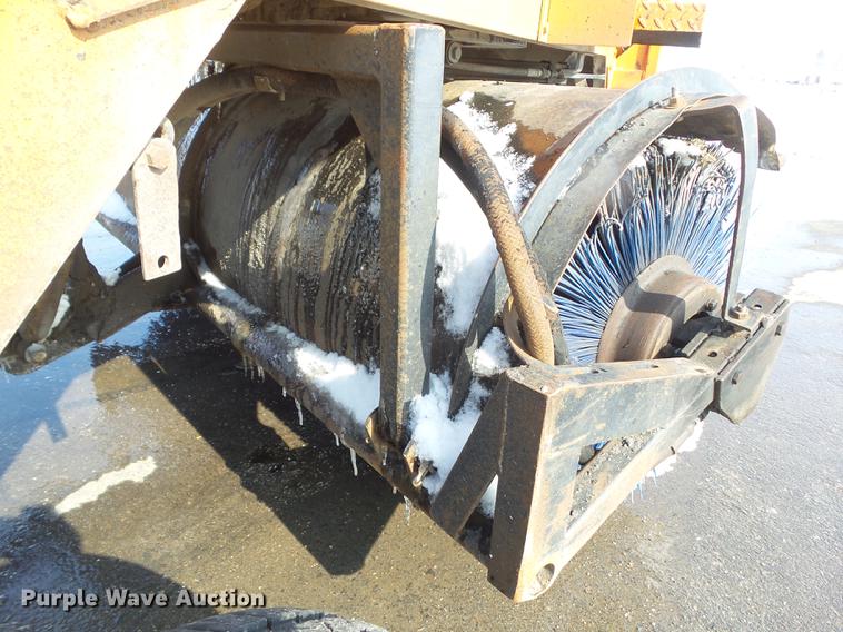 image for item DZ9266 1986 Broce CMH20 broom