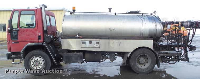 image for item DZ9268 1990 Ford CF7000 oil distributor truck