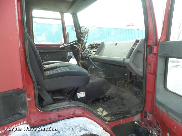 image for item DZ9268 1990 Ford CF7000 oil distributor truck