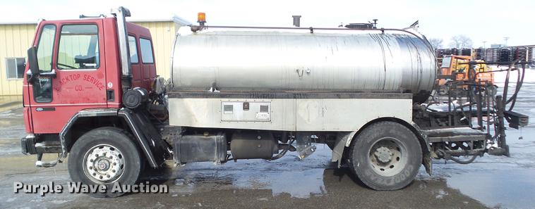 image for item DZ9268 1990 Ford CF7000 oil distributor truck