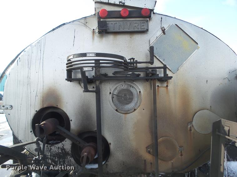 image for item DZ9268 1990 Ford CF7000 oil distributor truck