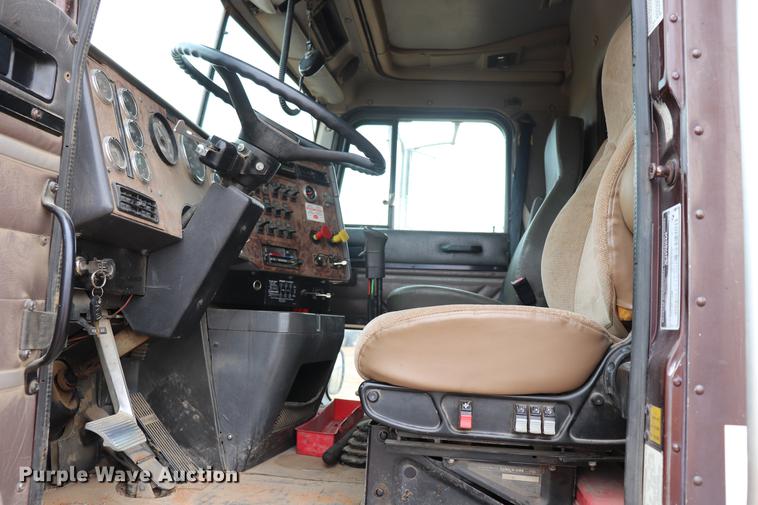 image for item EC9498 1999 International 9200 dump truck