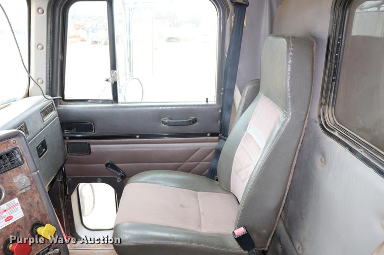 image for item EC9498 1999 International 9200 dump truck