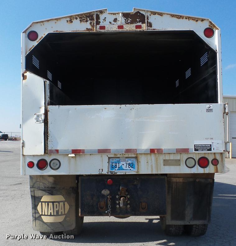 image for item K6287 1998 International 4700 chipper truck