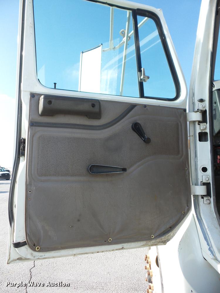 image for item K6287 1998 International 4700 chipper truck