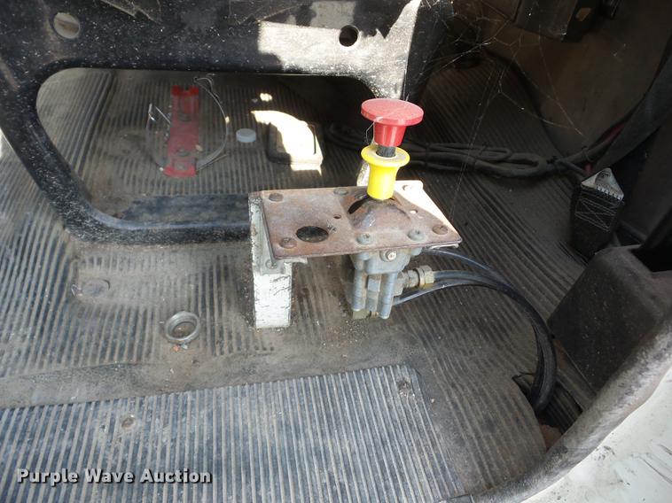 image for item K6287 1998 International 4700 chipper truck