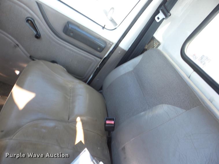 image for item K6287 1998 International 4700 chipper truck