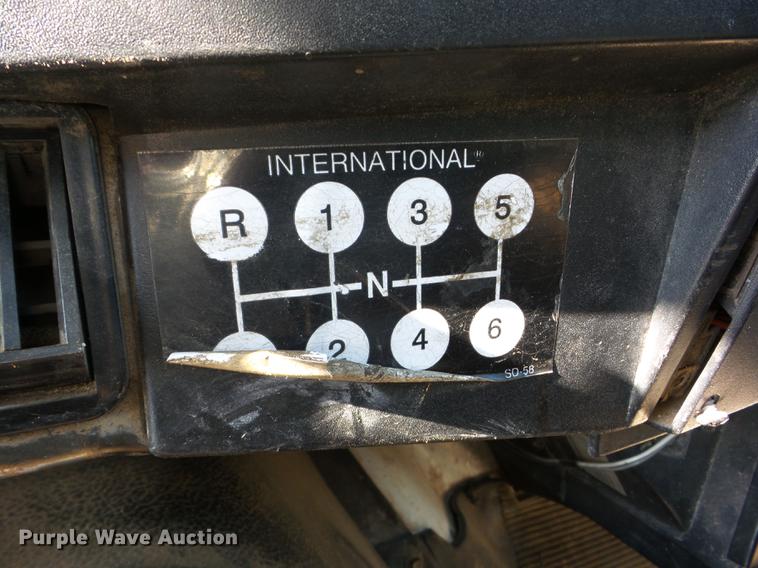 image for item K6287 1998 International 4700 chipper truck