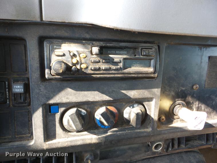 image for item K6287 1998 International 4700 chipper truck