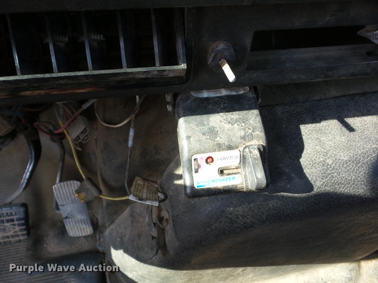 image for item K6287 1998 International 4700 chipper truck