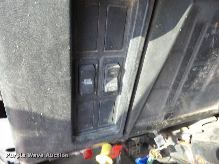 image for item K6287 1998 International 4700 chipper truck