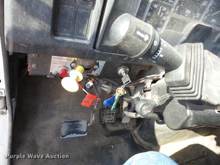 image for item K6287 1998 International 4700 chipper truck