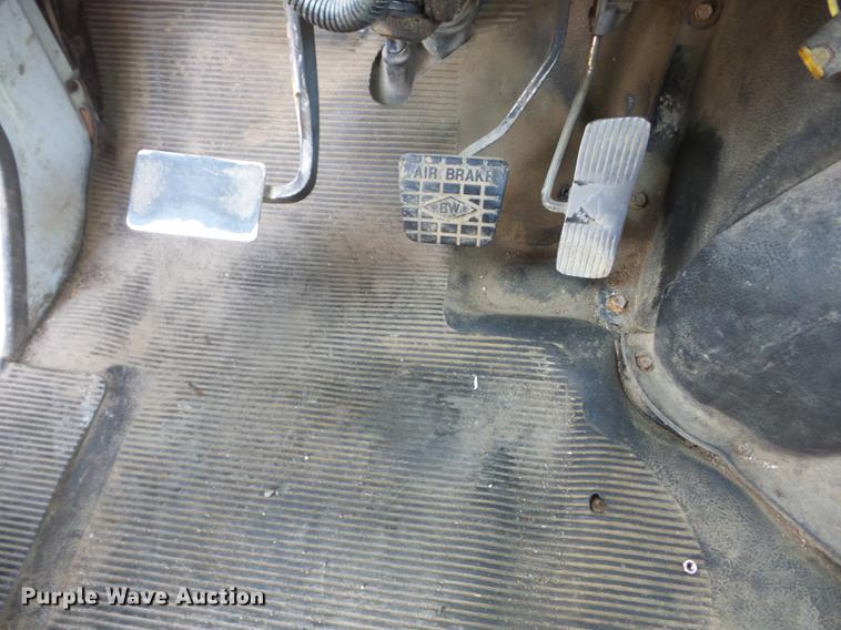 image for item K6287 1998 International 4700 chipper truck