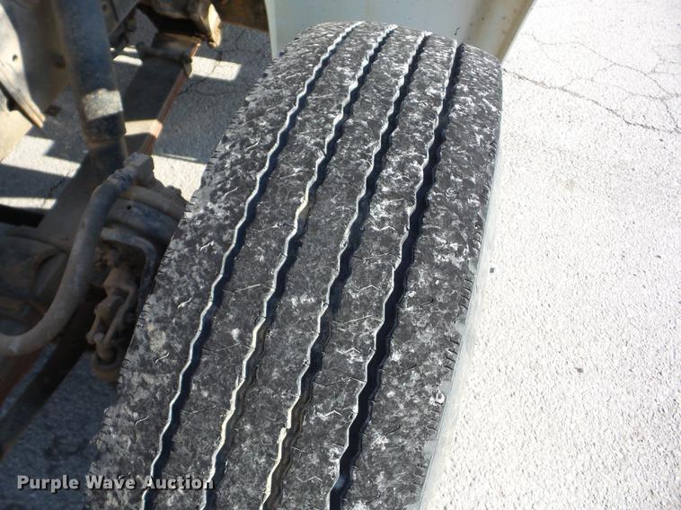 image for item K6287 1998 International 4700 chipper truck