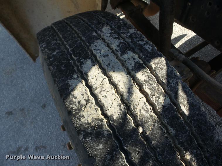 image for item K6287 1998 International 4700 chipper truck