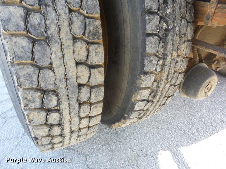 image for item K6287 1998 International 4700 chipper truck